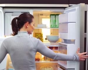 Как убрать запах из холодильника?