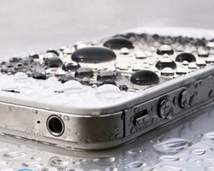 Что делать, если телефон упал в воду и не включается?