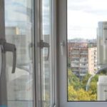 Как снять пленку с пластиковых окон, если она не снимается?