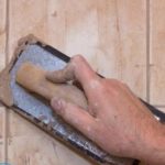 Чем замазать швы между плиткой в ванной?