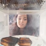 Как очистить микроволновку от запаха гари?