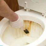 Чем отмыть ржавчину в унитазе в домашних условиях?