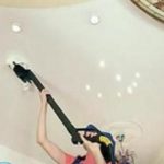 Как убрать желтые пятна на потолке после затопления?