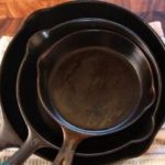 Как очистить дом солью на сковороде?