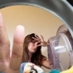Почему после стирки в стиральной машинке воняет белье?