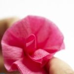 Розы из конфет и гофрированной бумаги своими руками — мастер-класс