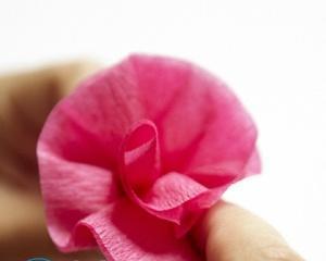Розы из конфет и гофрированной бумаги своими руками — мастер-класс