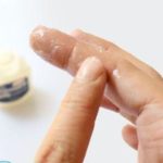 Как убрать клей от наклейки с одежды?