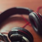 Как подключить наушники к компьютеру?