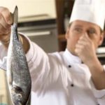 Как избавиться от запаха рыбы в кастрюле?