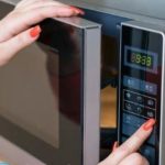 Очистить микроволновку с помощью лимонной кислоты