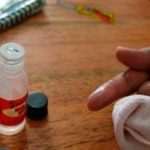 Чем оттереть с одежды супер клей?