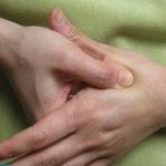 Чем отмыть смолу с рук?