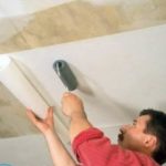 Как правильно красить потолок?