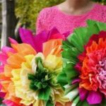 Как сделать цветы из гофрированной бумаги?
