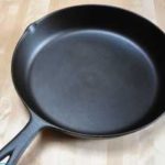 Очистка сковороды от нагара клеем
