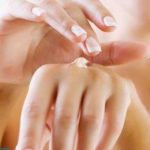 Трещины на коже пальцев рук около ногтей