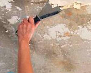Как очистить потолок от старой краски?