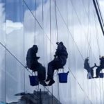 Как помыть окно снаружи на высоком этаже?
