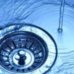 Не уходит вода в ванной — что делать?